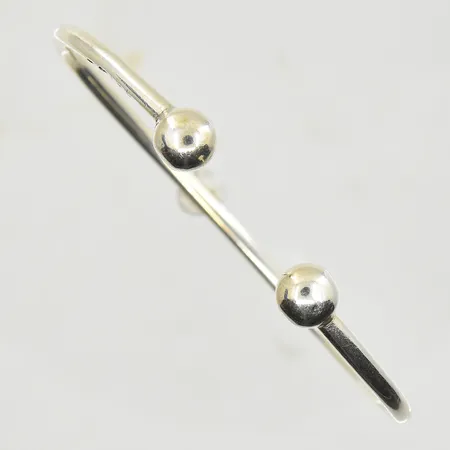 Armring, öppen modell, innermått ca 67x52 mm, bredd 3 mm, oval passform, ojämn samt skev, silver. Vikt: 14,3 g