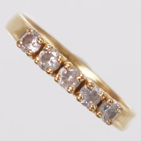 Ring, vita stenar, stl 18½, bredd 2,8-3mm, Guldfynd, 18K  Vikt: 1,1 g