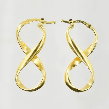 Ett par örhängen, längd 34 mm, bredd 15 mm, 18K. Vikt: 6,5 g