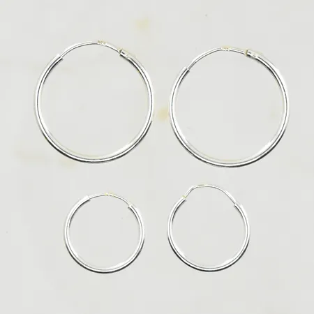 2 par örhängen Ø18-25 mm, bredd 2 mm, 925/1000 silver. Vikt: 3,2 g