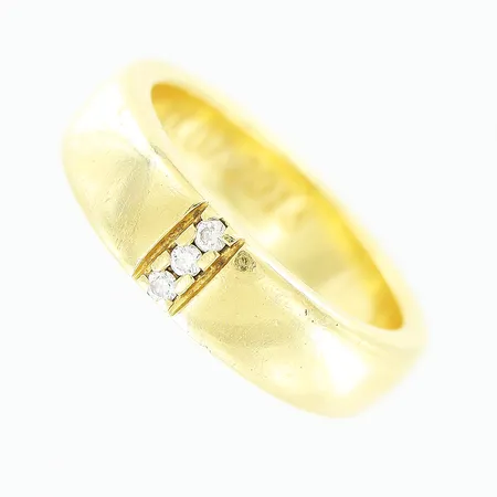 Ring, diamanter 3 x ca 0,01ct, stl 14¾, gravyr, 18K Vikt: 6 g