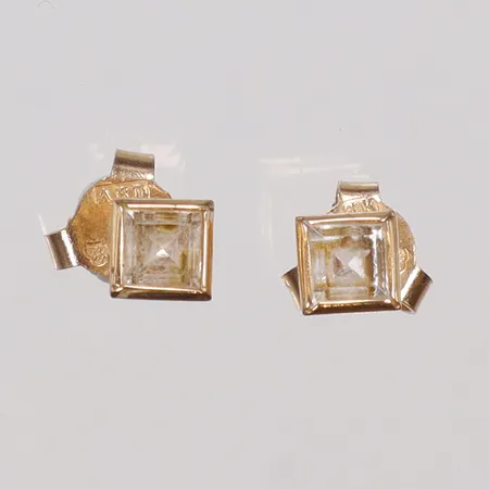 Ett par Örhängen med slipade vita stenar 4x4mm, längd 10mm, ABD, 18K Vikt: 0,9 g