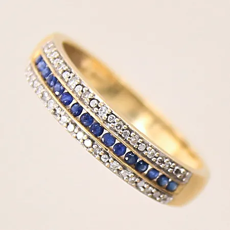 Ring med safirer samt diamanter 22 x ca 0,005ct, stl 18, bredd 2,8-4,5mm, GHA, 18K Vikt: 3,6 g