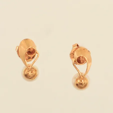 Ett par örhängen med pärlor, längd 15mm, bredd ca 1,5-5mm, 18K Vikt: 1,8 g
