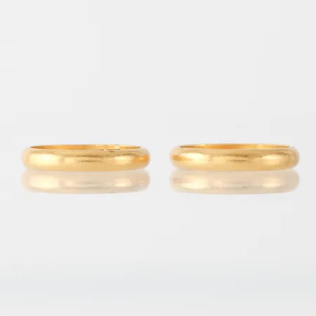 Ringar 2 st med gravyrer, storlek 17-18 mm, 23k. Vikt: 9,1 g