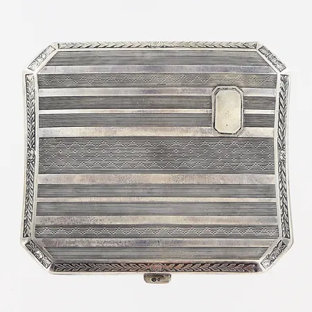 Cigarettetui, 75x80mm, skav, bucklor och repor, svensk importstämpel, silver 830/1000. Vikt: 60,5 g