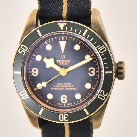 Herrur Tudor Heritage Black Bay Bronze, brons, automat, ref-nr: 79250B, serie-nr: I981711, Ø43mm, safirglas, vridbar ring, något repig boett, med slitet armband i textilmaterial, inga tillbehör