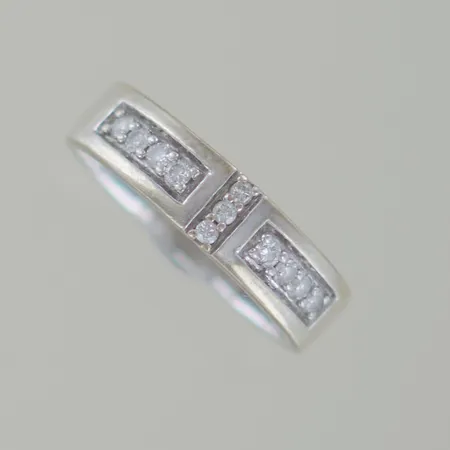 Ring vitguld med diamanter 10x0,01ct, diam 16 mm, bredd 4,5 mm, graverad, 18K Vikt: 3,1 g