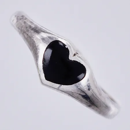 Ring med emalj, stl: 15 ¼, bredd ca 1-6mm, 925/1000 silver Vikt: 1,2 g