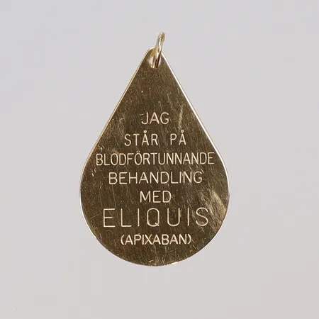 Hänge med text, 30x20mm inklusive hängöglan, 18K  Vikt: 2,9 g