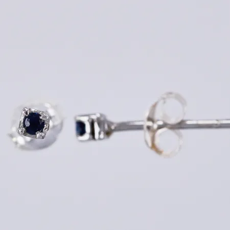 Ett par örhängen med blåa stenar, bredd: ca 2mm, 830/1000, silver Vikt: 0,4 g