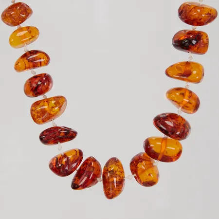 Collier bärnsten, 77cm, bredd ca 10-17mm, skruvlås