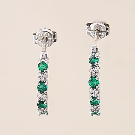 Ett par örhängen med smaragder samt 8/8-slipade diamanter 18 x ca0,005ct, 16x2mm, vitguld, 18K  Vikt: 1,6 g