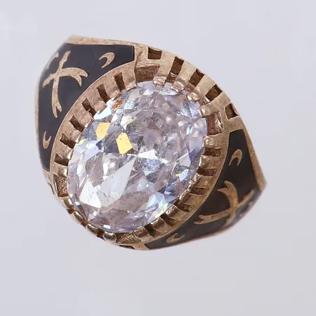Ring med vit sten, stl 19½, ca bredd 3,6-10mm. 925/1000 silver Vikt: 6,2 g