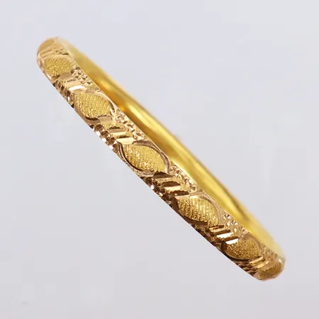 Armring för barn med mönsterdekor, ca Ø47,8mm, bredd 5,2mm, borrhåll insida. 21K Vikt: 5,5 g