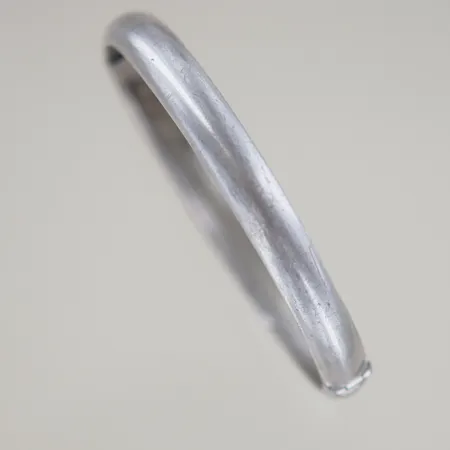 Armring oval, O 6,4 x 5,2 cm, bredd 7,7 mm, 830/1000 Vikt: 16,2 g