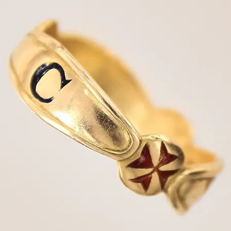 Frimurarring, stl 23¾, bredd 7,1-7,5mm, gravyr, skadad emalj, 18K  Vikt: 8,8 g