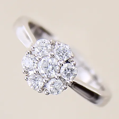 Ring med diamanter 1 x ca 0,12ct, 6 x ca 0,05ct, fem diamanter indikerar på syntetiska, stl 15½, bredd 2,5-8,2mm, vitguld, GHA, 18K Vikt: 4,2 g