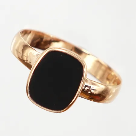 Klackring med Onyx, stl:17, bredd: 3,5-10,5mm, år 1917, Folke Malmstedt, Landskrona, skena något skev, 18K  Vikt: 2,5 g