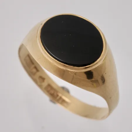 Klackring i 18K guld, stl 19¼, bredd 3,1-11,8mm, 1st Onyx, mått 9,5x11,4mm, tillverkad av Bengt Hallberg, år 1969, vikt 2,51g.