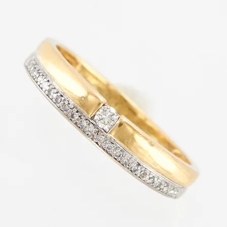 Ring med diamanter 23st 0,10ctv, stl 16¾, bredd 4mm, gul/vitguld, GHA, gravyr, 18K Vikt: 3,1 g