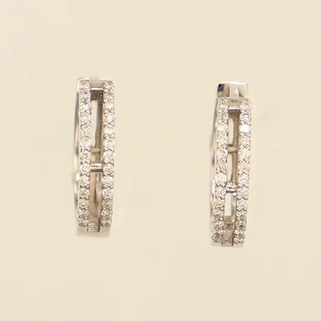 Ett par örhängen med diamanter ca 52 x 0,005ct, Ø16mm, bredd ca 3,3mm, vitguld, ostämplat, 14K Vikt: 3,6 g
