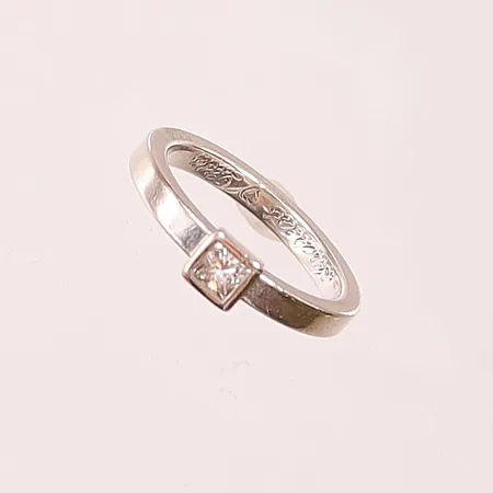 Ring, princesslipad diamant 0,20ct enligt gravyr, Ø15½, bredd:2-4mm, gravyr, 18K 4,1g.