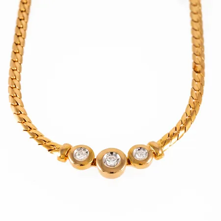 Colliér i 14K guld. Manglad pansar, integrerat hänge med 1 x ca 0,10ct & 2 x ca 0,06ct briljantslipade diamanter. Det är 45 cm långt, 3 - 7 mm brett och väger 14,1g. Karbinhake. 