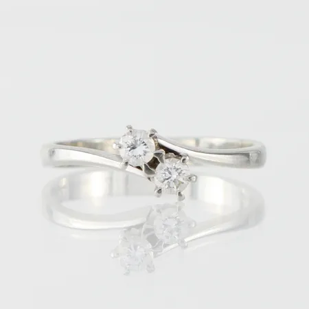 Syskonring vitguld med 2 st diamanter på 0.22 ct, storlek 17 mm, bredd 2.5-5.5 mm, 18k. Vikt: 2,3 g