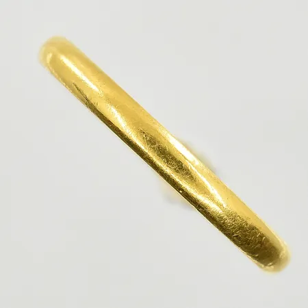 Ring, stl 17¼, bredd 2 mm, gravyr, 23K. Vikt: 3,7 g