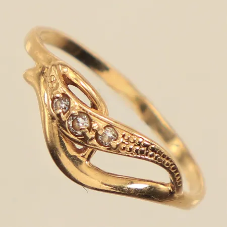 Ring, vita stenar, stl 19, bredd 1,5-7mm, 14K  Vikt: 1,6 g