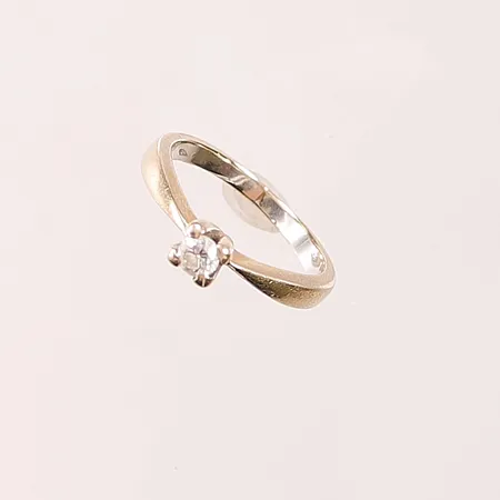 Ring, diamanter ca 0,15ct, Ø16, bredd:4mm, bör omrodieras, 18K 3,3g.
