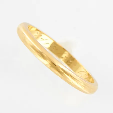 Ring slät, stl: 18¼, bredd: 2,5mm, gravyr, 20K,  Vikt: 3,4 g