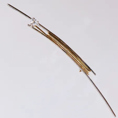 Brosch med vit sten, ca 92x5mm, tvåfärgad. 14K Vikt: 4,4 g