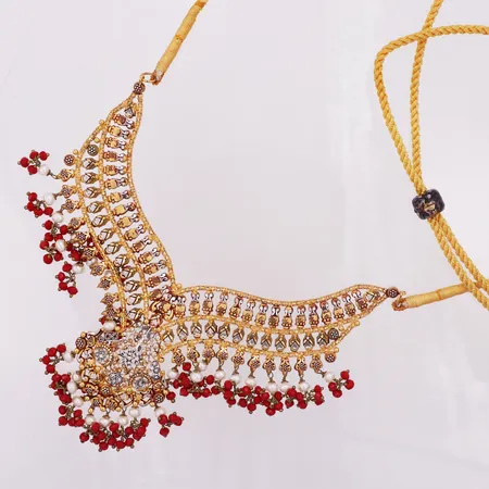 Collier, tygsnöre, plastpärlor, stenar, regelbart längd, bredd 2,5-53mm, 21K. Bruttovikt 29,8g Vikt: 0 g