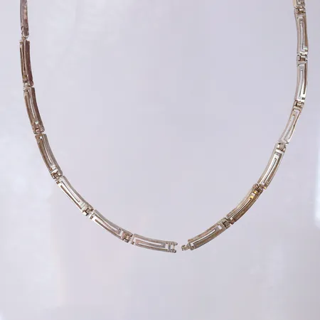 Collier med meandermönster, ca 48,5cm, bredd 4,2mm, av på mitten. 925/1000 silver  Vikt: 23,9 g