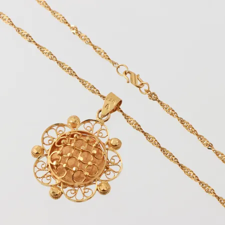 Collier med hänge, längd ca 60 cm, hängets diameter ca 29 mm, 22k. Vikt: 14,1 g
