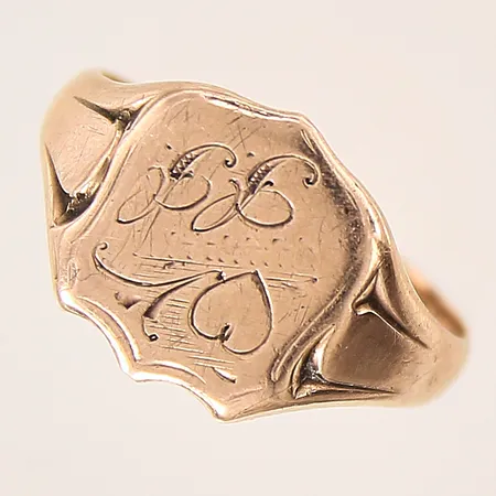 Ring, stl 18½, bredd 3,5-13,5mm, monogram, skev, 14K Vikt: 4,2 g