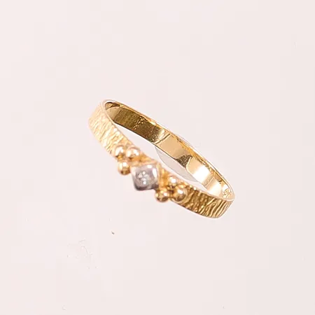 Ring, diamant ca 0,01ct, Ø17, bredd:4mm, 18K 1,7g.