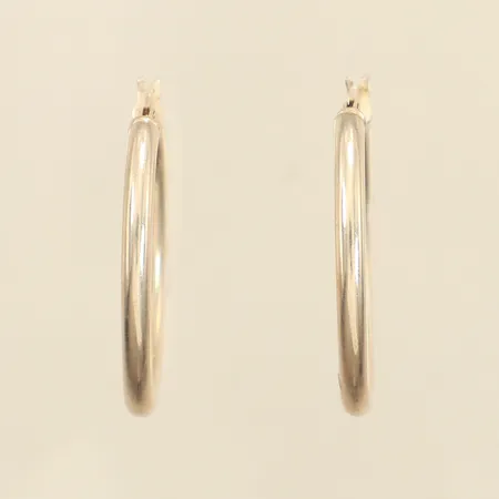 Ett par örhängen, längd 32mm, bredd ca 3mm, något lös stift, Guldfynd, 925/1000 silver  Vikt: 3,3 g