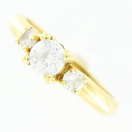 Ring, vita stenar, stl 17¾, bredd 2,5-4,5mm, GHA, mindre buckla, 18K Vikt: 1,2 g