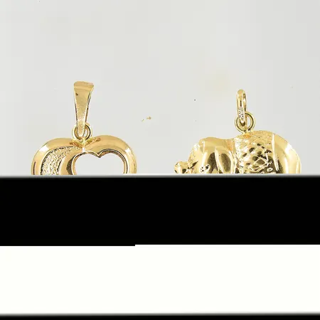Två hängen, elefant samt hjärta, 15-18 mm, bredd 12-14 mm, 18K. Vikt: 1,2 g