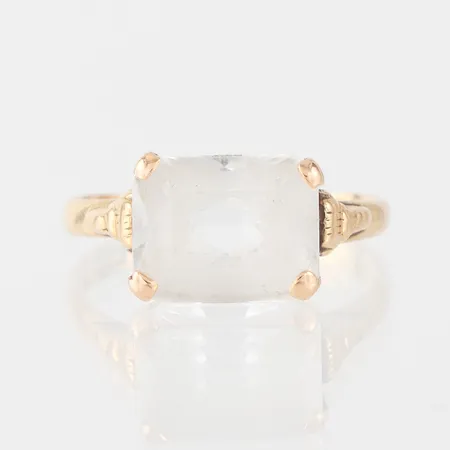 Ring med sten, stenen sliten, storlek 18 mm, bredd 1.7-9.1 mm, 18k. Vikt: 3,9 g