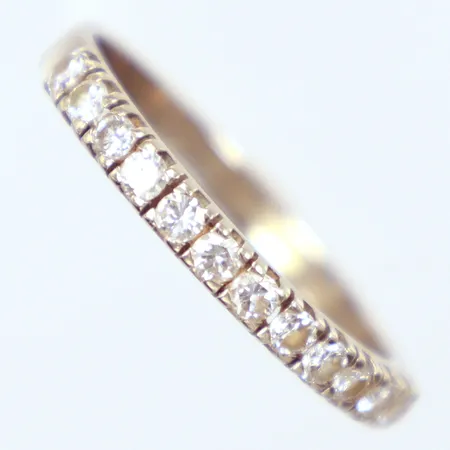 Ring, vitguld, diamanter, 13 x 0,02ct, Ø19¼ mm, bredd 0,8 mm, behov av omrodering, 18k Vikt: 2,4 g