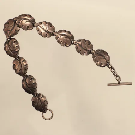 Armband med bladdekor, längd 18cm, bredd ca 13,5mm, Hugo Grün, Sterling, Danmark Vikt: 21,3 g