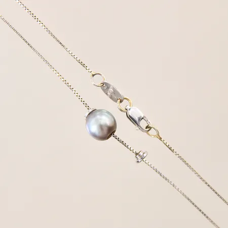 Collier med integrerat hänge, odlad pärla Ø7,3mm, längd 46,5cm, bredd 0,6-7,3mm, defekt hänge, vitguld, 18K Vikt: 2,6 g