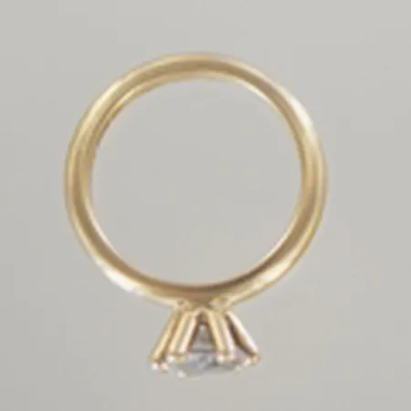 Ring med sten, Ø 16 mm, bredd 6,4 mm, graverad, 18K  Vikt: 5,2 g