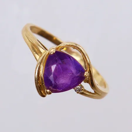 Ring med lila sten och 8/8-slipad diamant 0,05ct, stl 19, bredd 1,5-12,5mm, slitna facetter på sten, något skev. 18K Vikt: 3,1 g