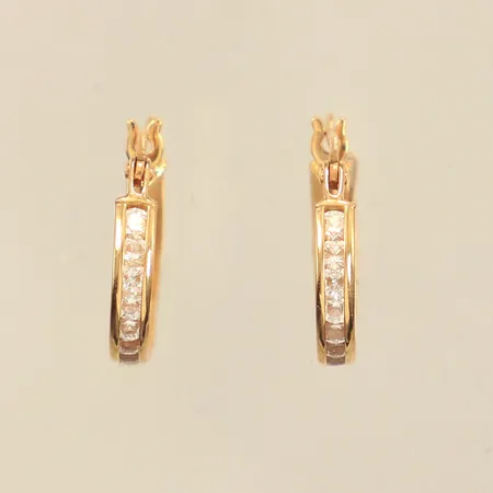 Ett par örhängen med vita stenar, Ø14mm, bredd ca 2,3mm, 18K Vikt: 1,6 g