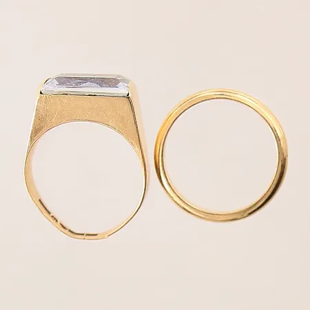 Ringar 2st, skeva, gravyr, sten, nagg, 18K Vikt: 7,8 g